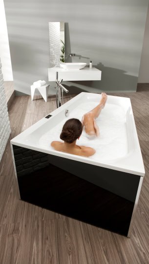 Frau badet in einer Badewanne.